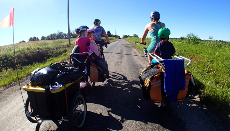 famille à vélo